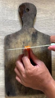 Bıçakla odun kesen birinin yakın plan fotoğrafı.