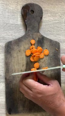 Balkabağını kesen bir el.