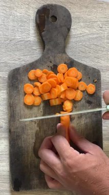 bir havuç bir bıçak ile kesmek