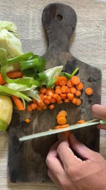 yakın plan - tahta kesmek için sebze kesen bir insan.