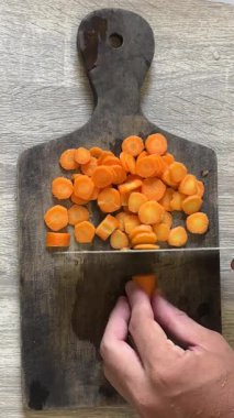 Tahtada taze kesilmiş havuç.