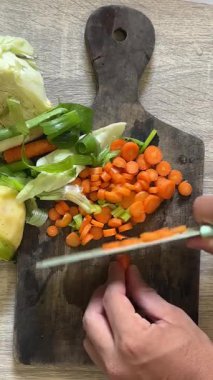 Yakın plan. Bıçak ve salata ile havuç kesen bir adamın fotoğrafı.