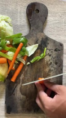 Sebze kesmek için havuç kes.