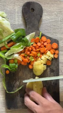 Yakın plan - taze havuç, soğan, sarımsak ve biber manzarası