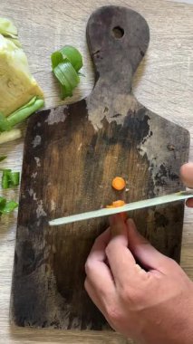 Havuç ve bıçakla tahta kesmek.