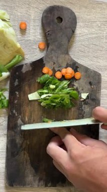 Tahtada taze havuç ve soğan doğruyorum..