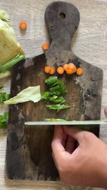 Bıçakla sebze doğramak.