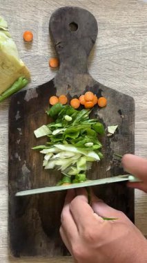 Tahta kesme tahtasıyla sebze doğramak