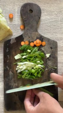 Şef mutfakta yemek pişiriyor.