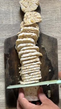 Peynir ve balla lezzetli bir pasta yapma süreci.