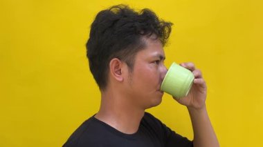 Asyalı yakışıklı adam sabahları kahve içiyor..