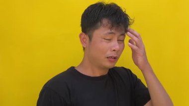 Sarı tişörtlü ve siyah tişörtlü bir adam, sarı tişörtlü, beyaz arka planda izole edilmiş, stüdyo çekimi.