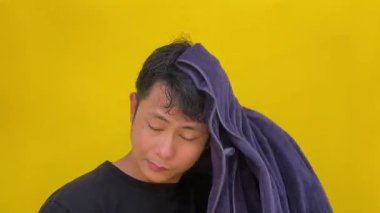 Kafası ağrıyan Asyalı bir adam, beyaz arka planda izole edilmiş.