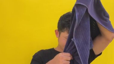 Baş ağrısı olan genç bir adam.