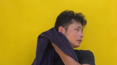 Sarı tişörtlü adam.