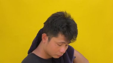 Sarı gömlekli yakışıklı Asyalı bir adamın portresi.