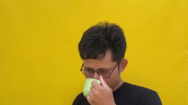 Genç adam sabahları kahve içiyor.