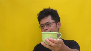 Kahve içen Asyalı adamın portresi