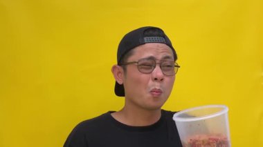 Asyalı gözlüklü adam şöyle düşünüyor: