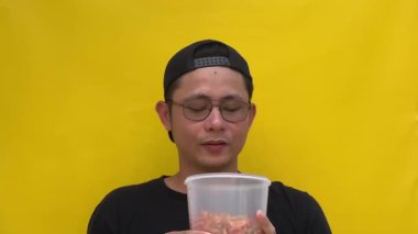 Gözlüklü ve şapkalı Asyalı adam, portre.