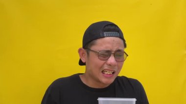 Genç Asyalı adam bağırarak