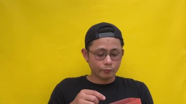 Kameraya gülümseyen, güneş gözlüğü takan yakışıklı Asyalı adamın portresi..