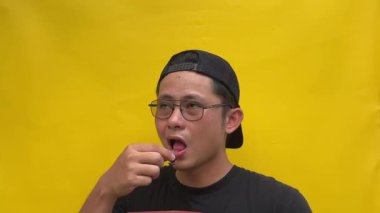 Sarı arka planda sakallı ve bıyıklı bir adamın portresi.