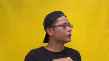 Asyalı adam kızgın.