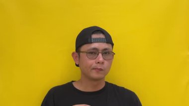 Stüdyodaki Asyalı adam..