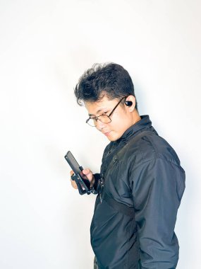 Adam akıllı telefon ve kulaklık ile