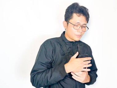 Siyah gömlekli ve siyah ceketli genç adam.