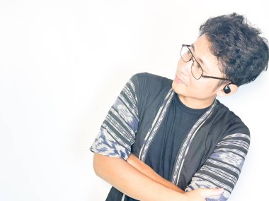 Beyaz arka planda akıllı telefon kamerası olan genç bir adam..