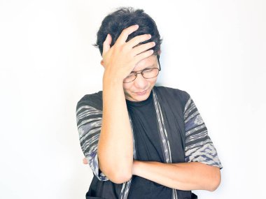 Beyaz arka planda akıllı telefon kamerası olan genç bir adam..