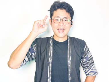 Beyaz arka planda akıllı telefon kamerası olan genç bir adam..