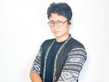 Beyaz arka planda akıllı telefon kamerası olan genç bir adam..