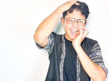 Beyaz arka planda akıllı telefon kamerası olan genç bir adam..