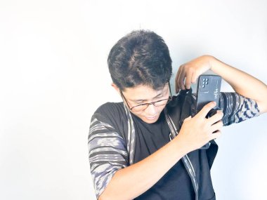 Kameralı genç Asyalı adam.