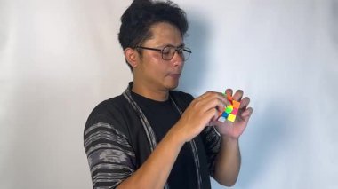 Parçalanmış yapbozu olan genç adam.