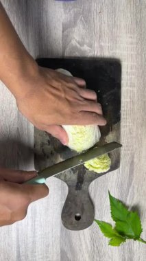 Yeşil soğan bir ahşap tahta üzerinde kesme