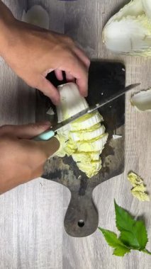 Şefin eli sarımsak kesiyor.