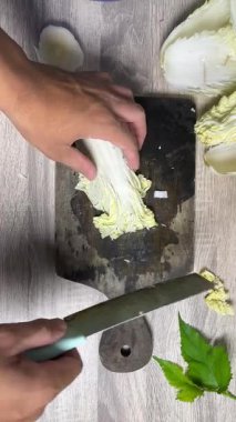 Şefin eli tahtada soğan doğruyor.