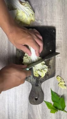 Kadın elleri buket yapıyor.