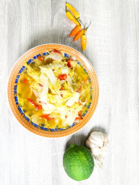 Geleneksel Endonezya Baharatlı Sebze Çorbası Lahana ve Ev Yapımı Asya mutfağı Ahşap Masa