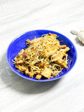 Fasulye filizli vejetaryen Asyalı Karıştırılmış Tofu. Ev yapımı, sağlıklı bir yemek.