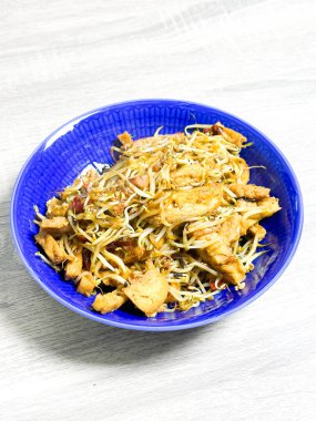 Fasulye filizli vejetaryen Asyalı Karıştırılmış Tofu. Ev yapımı, sağlıklı bir yemek.