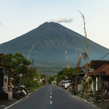 Arka planda Karangasem, Bali ve Agung Dağı 'ndaki Amed köyünden geçen bir yol var.