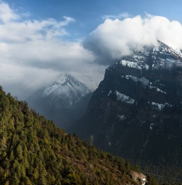 Nepal 'deki Annapurna çevre yolu üzerinde Himalaya dağlarının zirveleri karla kaplıydı.