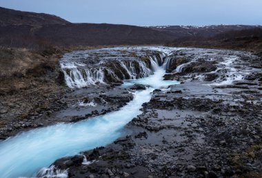 Güney İzlanda 'daki ünlü Bruarfoss şelalesinin akıntıları