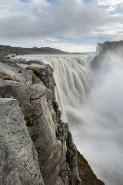 Muhteşem Dettifoss Şelalesi ve Doğu İzlanda 'da öğlen vakti uçurumlar