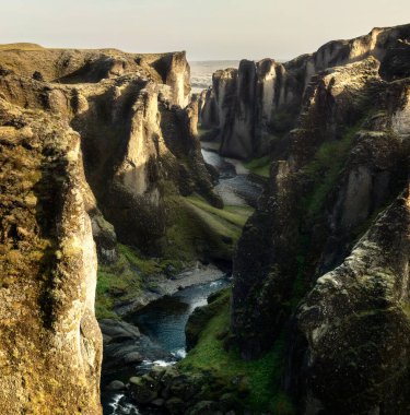 Güneşli bir günde İzlanda 'nın güneyindeki ünlü Fjarrgljfur Kanyonu.